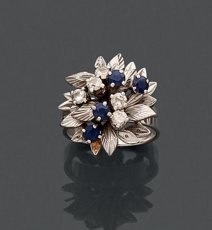 Anello in argento 800, con il centro decorato a mo