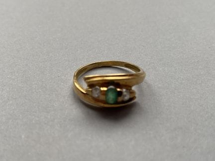 Anello in oro giallo 750 con uno smeraldo al centr