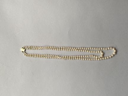 Collana a due fili di perle coltivate disposte a c