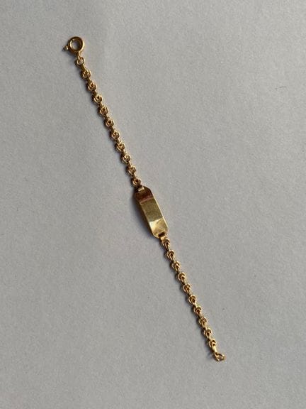Piccolo braccialetto in oro giallo 750 con una pla
