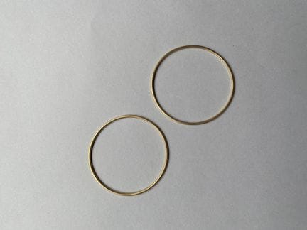 Deux bracelets joncs en or jaune 750 millièmes uni