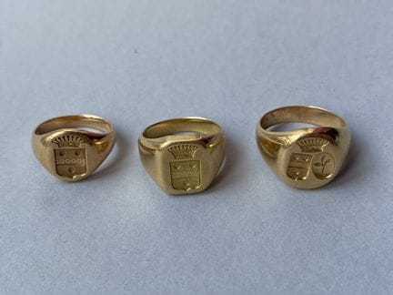 Tre anelli da sigillo in oro giallo 750, ciascuno 