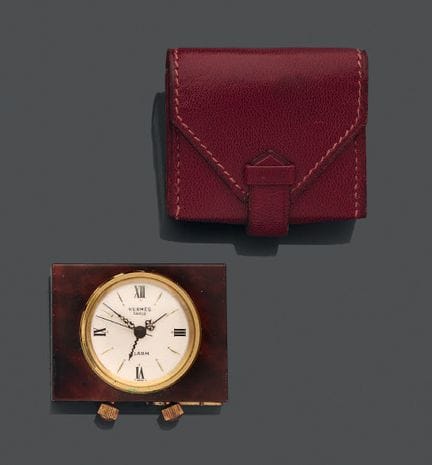 HERMES.
Piccolo orologio da comodino in ottone dor