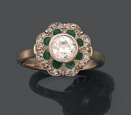 Anello in oro giallo 750 con al centro un diamante