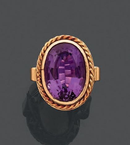 Anello in oro giallo 750 con un'ametista ovale inc