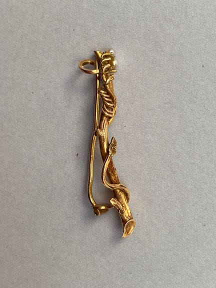 Brosche aus 750er Gold mit Zweigmotiv, verziert mi
