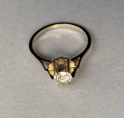 Anello in oro bianco 750 con un diamante taglio cu