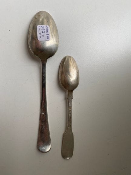 Due cucchiai in argento 800, modello semplice e pi