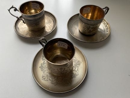 Set composto da tre tazze e relativi piattini in a
