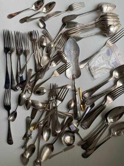Set in metallo argentato, composto da: sedici cucc