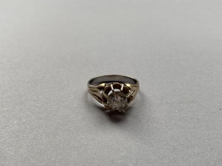 Anello in oro bianco 750 con un diamante rotondo a