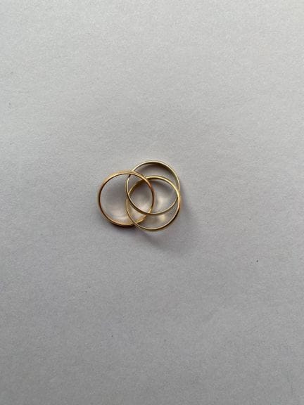 Anello con tre anelli intrecciati in oro 750 a tre