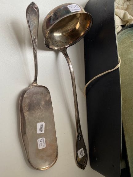 Un mestolo e un raccoglitore di briciole in argent
