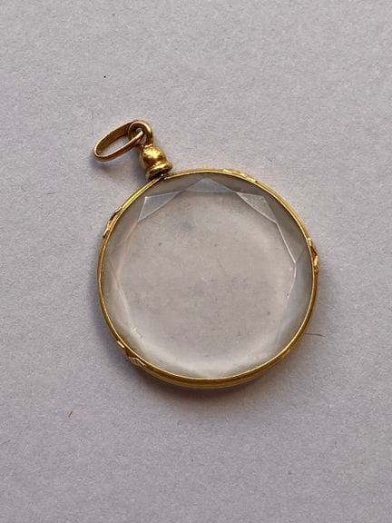 Anhänger aus 750er Gelbgold, in der Mitte mit eine