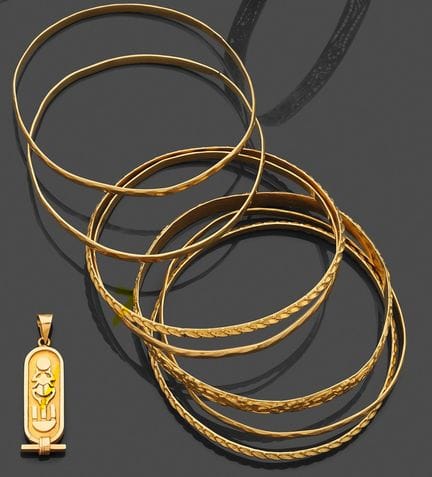 Set aus sieben starren Armbändern aus 750er Gelbgo