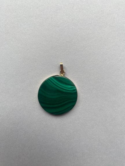 Pendentif de forme ronde orné d'une plaque de mala