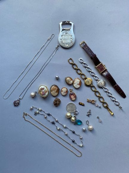 Set aus Modeschmuck aus Metall, teilweise mit Imit