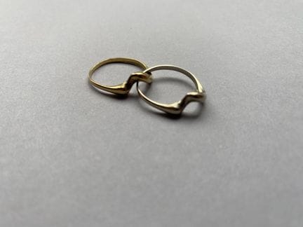 Anello con due anelli intrecciati in oro 750 a due