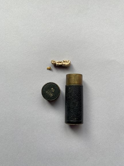 Débris dentaires en or et métal.
Poids brut ; 7,7 