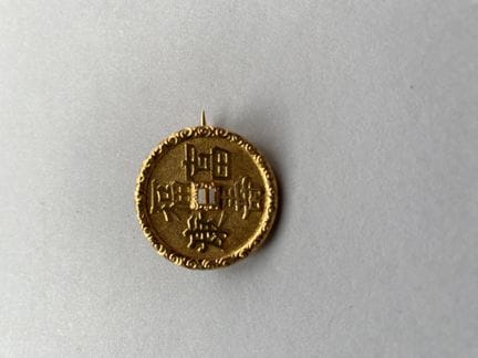 Runde Brosche aus 750er Gelbgold mit einer Gravur 