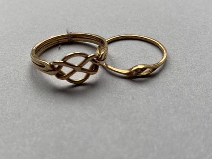 Deux bagues en or 750 millièmes, l'une à décor de 