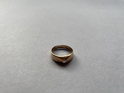 Bague en or jaune 750 millièmes ornée au centre d'