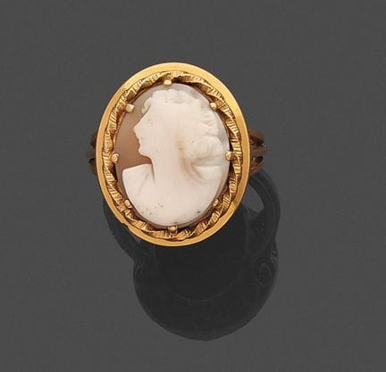 Ring aus 750er Gelbgold, in der Mitte verziert mit