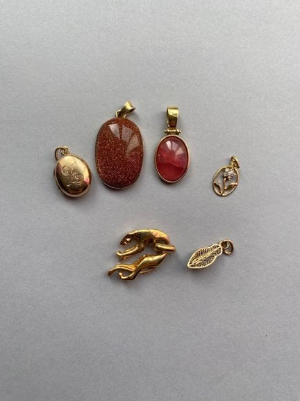 Ensemble comprenant : quatre pendentifs en or jaun