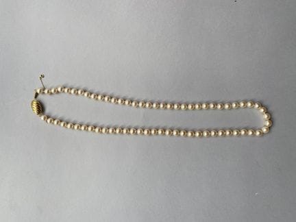 Un collier de perles de culture choker, le fermoir