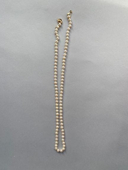 Un collier de perles de culture choker, le fermoir