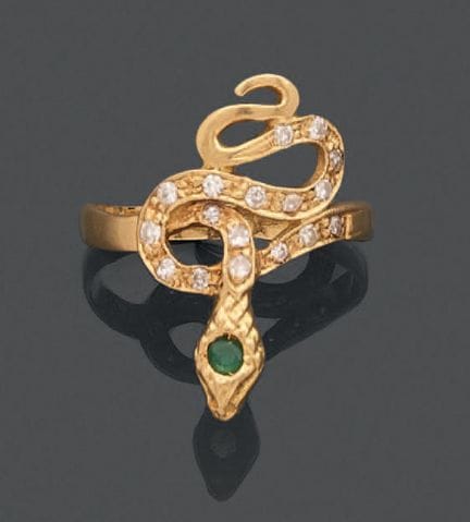 Anello in oro giallo 750, con al centro un serpent