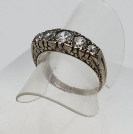 Anillo con montura de plata (800/00) adornado en t