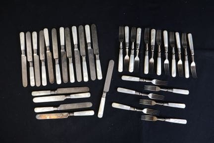 Partie de ménagère en métal argenté et nacre. Comp