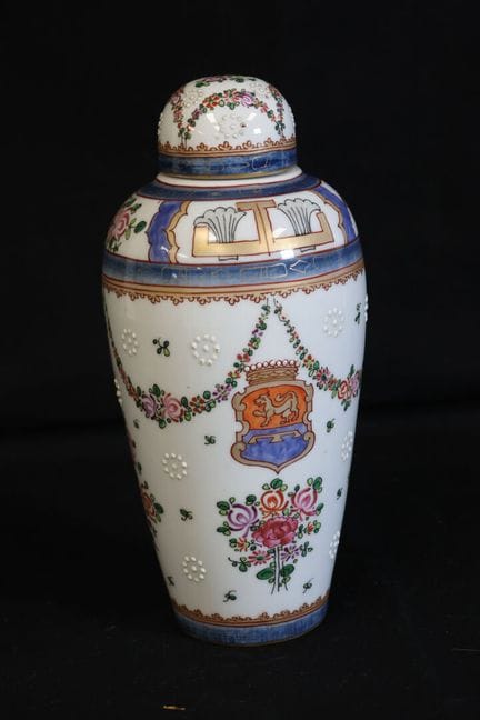 Potiche couverte en porcelaine à décor polychrome 