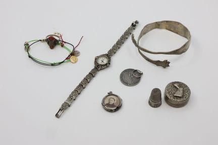 Petit lot de bijoux et médailles en argent compren