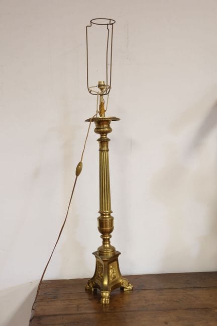 Candelabro de latón con cuerpo en forma de columna