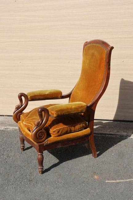 Sillón conocido como «Voltaire», de madera de noga