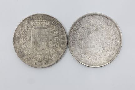 Dos monedas de plata (900/00): 5 liras de Víctor M