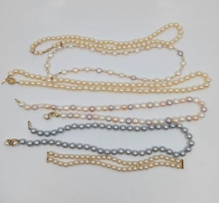 1 juego de 5 collares de perlas con montura de oro