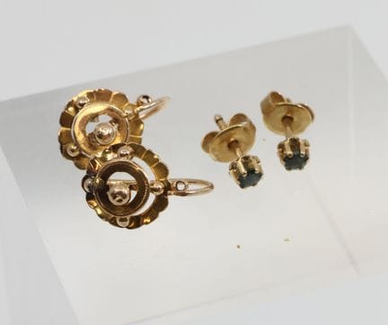 Dos pares de pendientes de oro amarillo (750/00): 