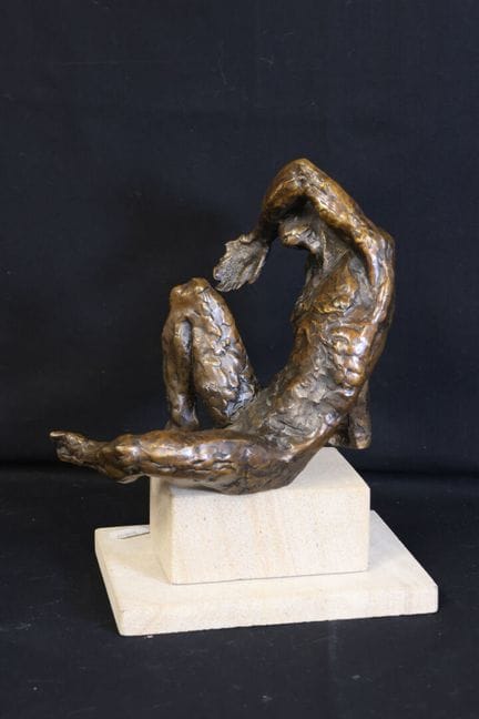 KN (XX)° „Sitzender Mann“ Bronze mit brauner Patin