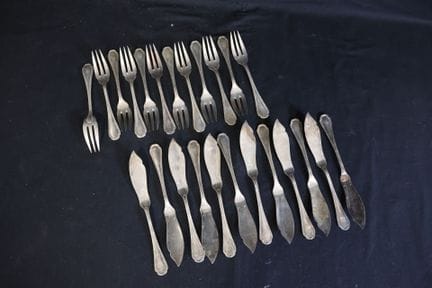 ERCUIS Modèle violoné filets comprenant douze couv