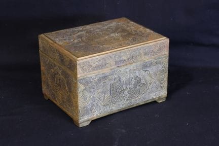 Caja de latón cincelado con una escena animada de 