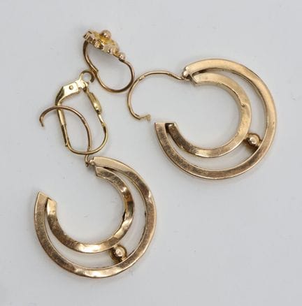Dos pares de pendientes de oro amarillo (750/00) c