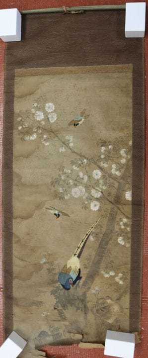 Deux kakémonos décor floral peints sur soie avec s