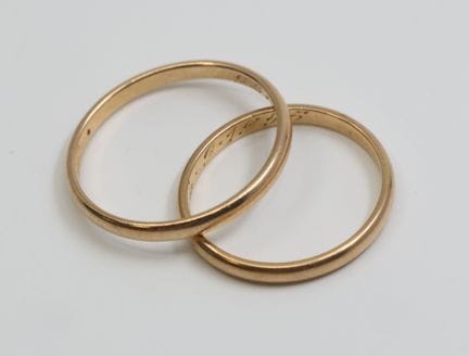 Dos alianzas de oro amarillo (750/00) con un peso 