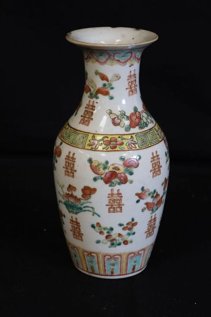 Vase en porcelaine blanche à décor calligraphié et