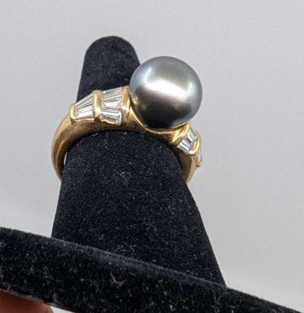 Anillo de oro amarillo de 750° adornado con una pe