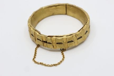 Pulsera de latón procedente de un casquillo con un