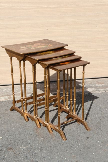 Suite de quatre tables gigognes en bois peint à dé